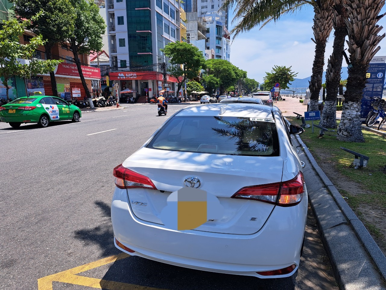 Các tài xế taxi thường đậu xe trước cổng chợ Hàn rồi bật đèn xi nhan dù ở đây có biển cấm dừng đỗ xe quá 5 phút. Ảnh: Nguyễn Linh