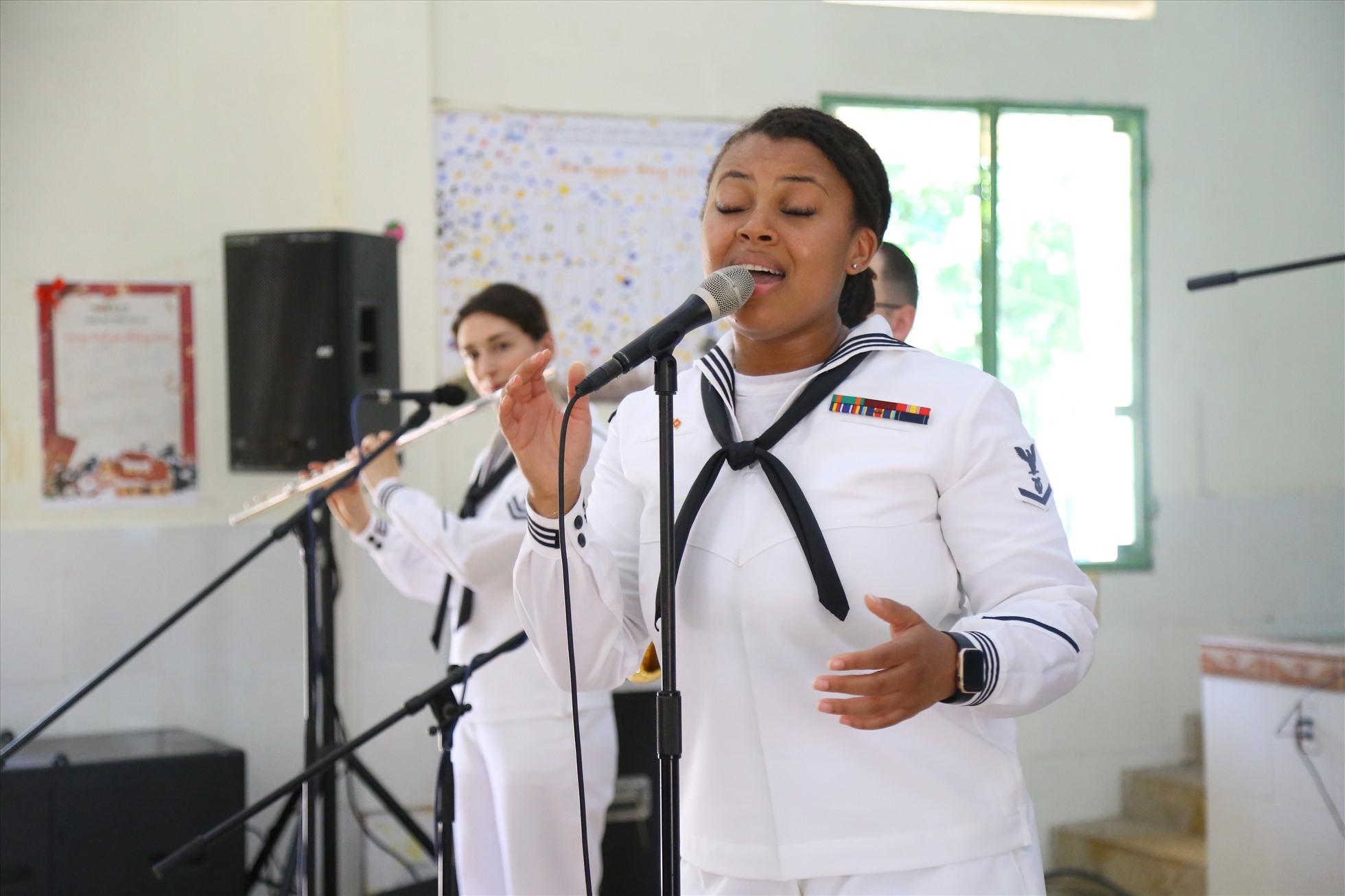 Các thủy thủ Hải quân Mỹ ca hát tại buổi giao lưu. Ảnh: Văn Trực
