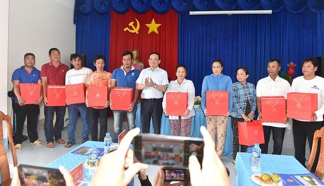 Phó Thủ tướng tặng quà ngư dân Sông Đốc. Ảnh: VGP/Hải Minh