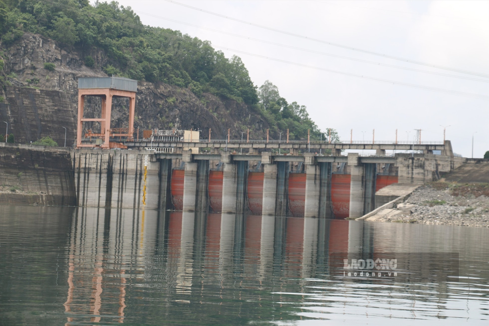 heo ông Phạm Văn Vương, Giám đốc Công ty Thủy điện Hòa Bình, trong sáng 22.6, mực nước hồ là 102.09m, lượng nước về hồ đạt khoảng 300m3/s.