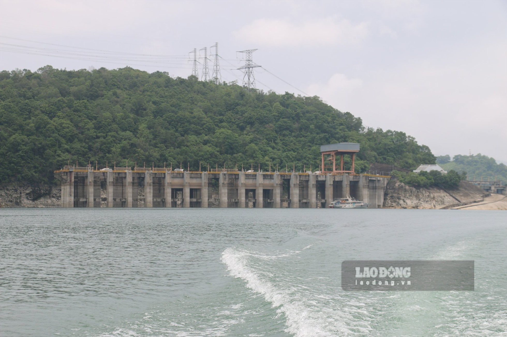 Theo ông Phạm Văn Vương, Giám đốc Công ty Thủy điện Hòa Bình, ngày 26.6, mực nước hồ là 102.17m, lượng nước về hồ đạt khoảng 300m3/s.