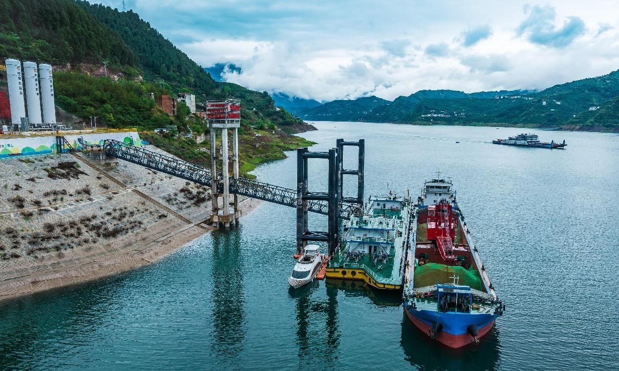 Tàu chở hàng nạp khí tự nhiên hóa lỏng tại một cảng năng lượng mới ở thị trấn Quý Châu, Nghi Xương, tỉnh Hồ Bắc. Ảnh: Nhân dân Nhật báo Online