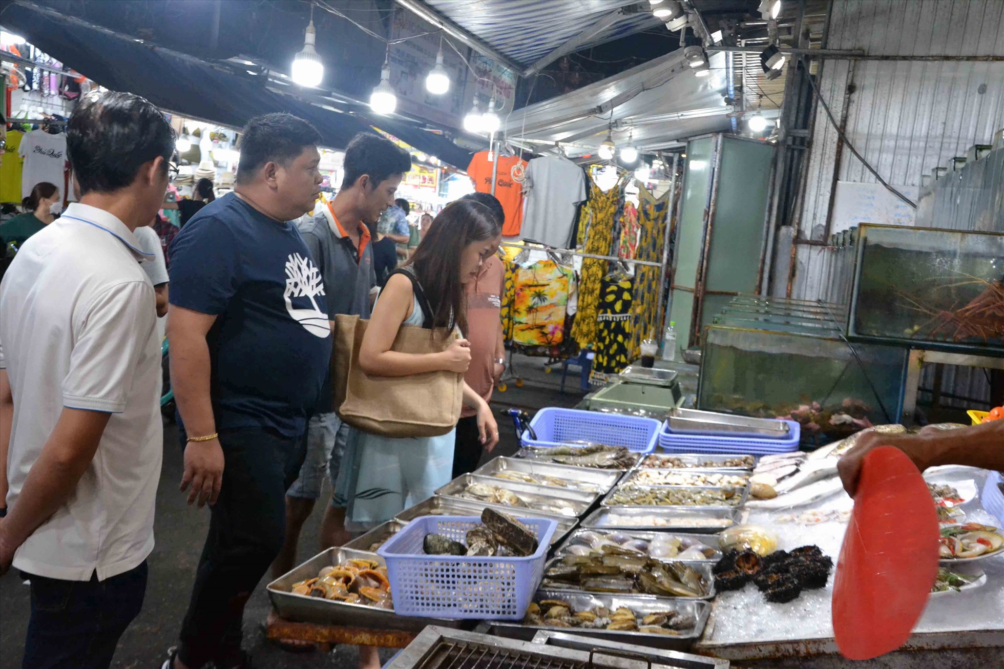 Cửa hàng hải sản ở Chợ đêm Phú Quốc. Ảnh: Thanh Mai