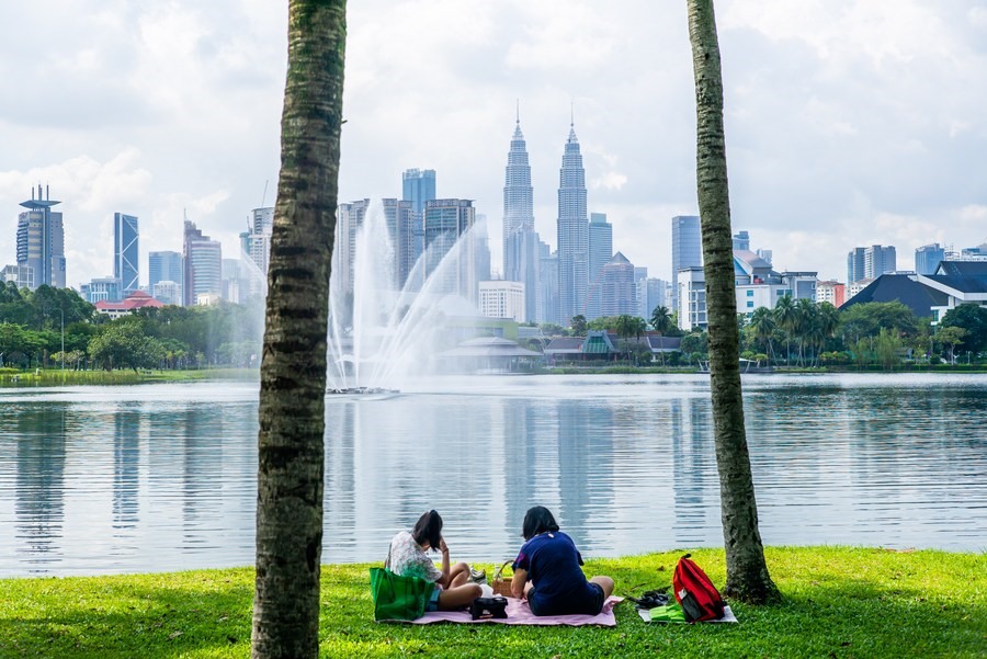 Du khách picnic tại một công viên ở Kuala Lumpur, Malaysia, ngày 11 tháng 3 năm 2022. Ảnh: Xinhua