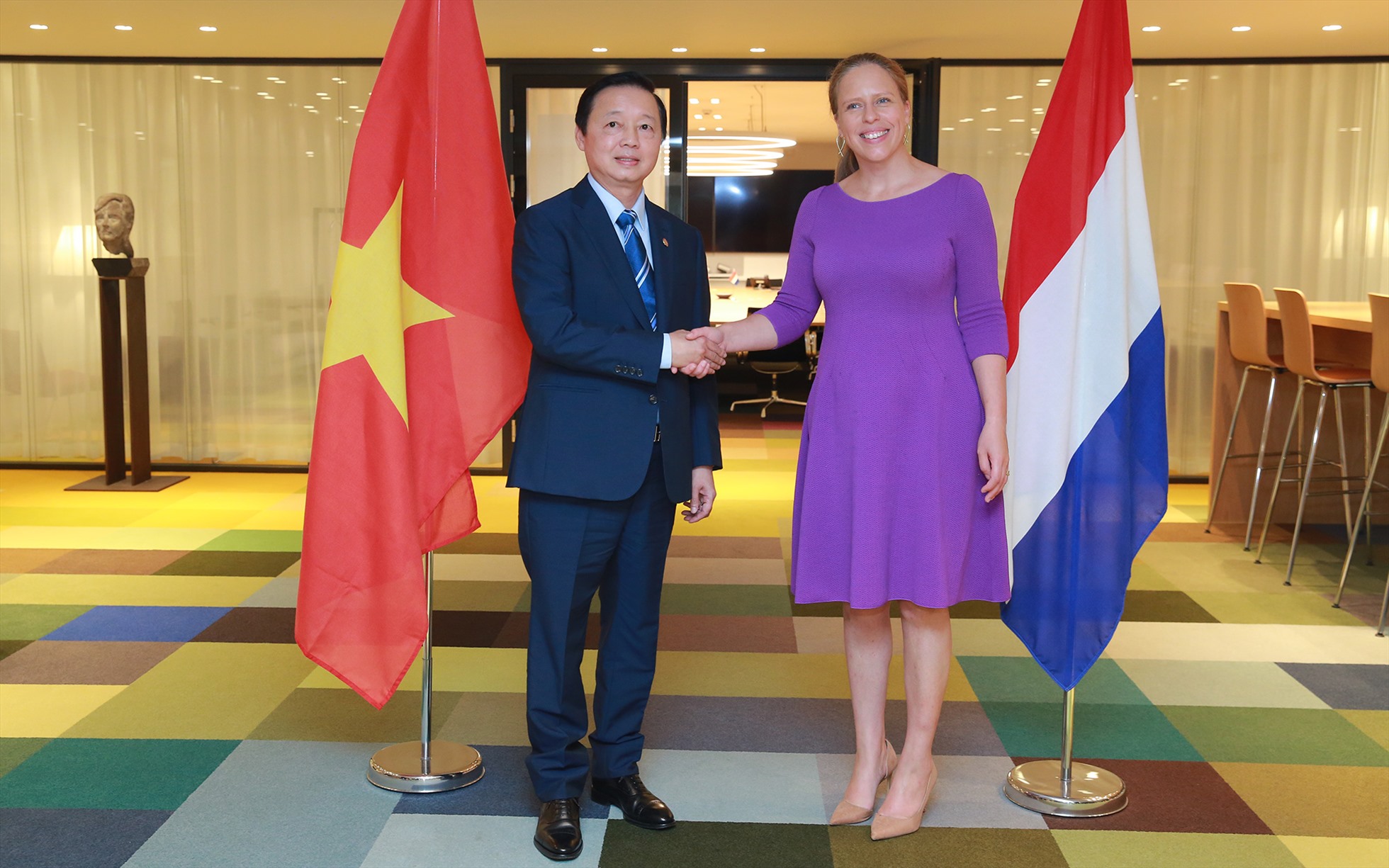 Phó Thủ tướng, Bộ trưởng Các vấn đề Xã hội và Việc làm Hà Lan Carola Schouten đón Phó Thủ tướng Chính phủ Trần Hồng Hà. Ảnh: BNG