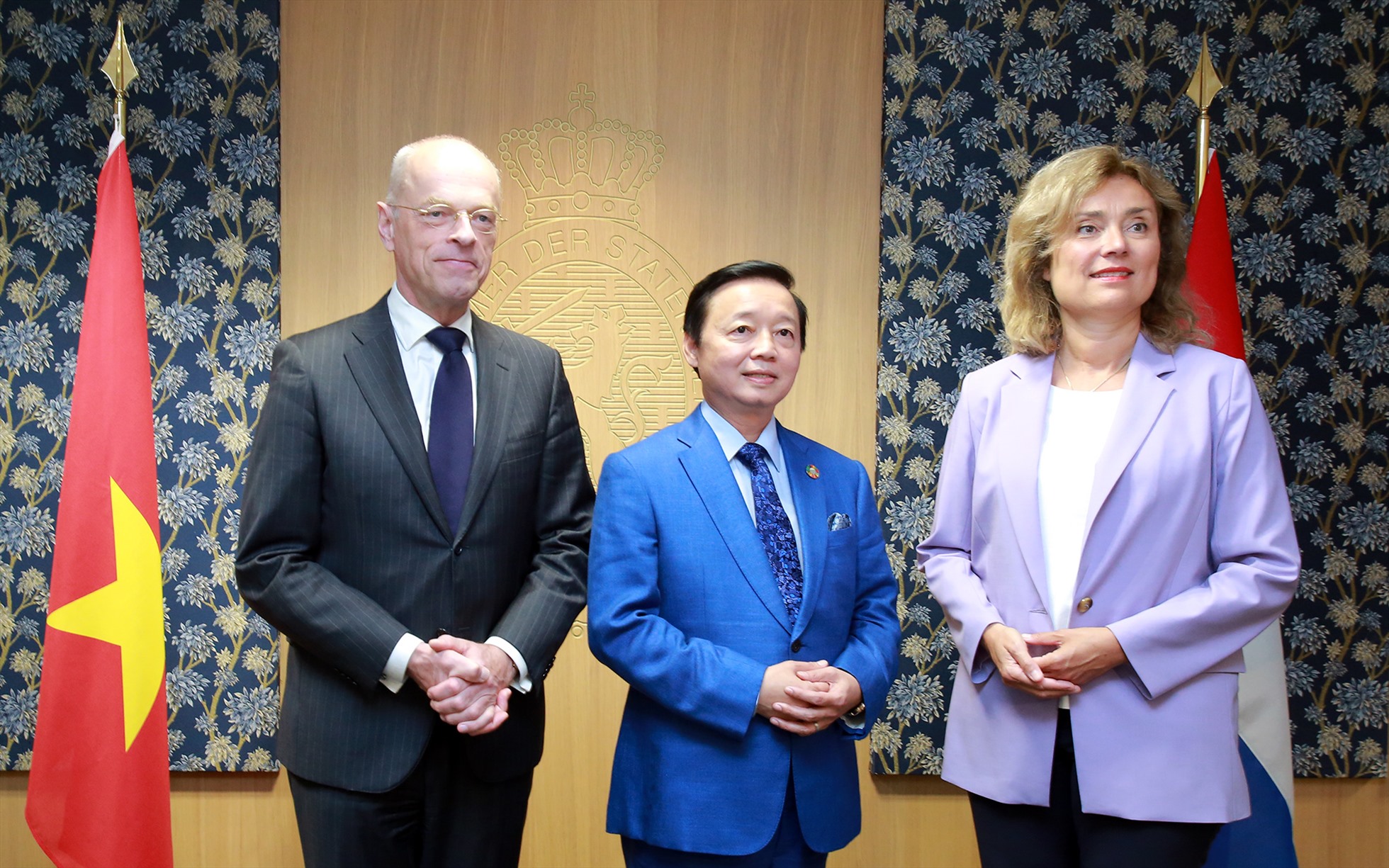Chủ tịch Thượng viện Jan Anthonie Bruijn (trái) và Chủ tịch Hạ viện Hà Lan, Vera Bergkamp (phải) đón Phó Thủ tướng Trần Hồng Hà. Ảnh: BNG