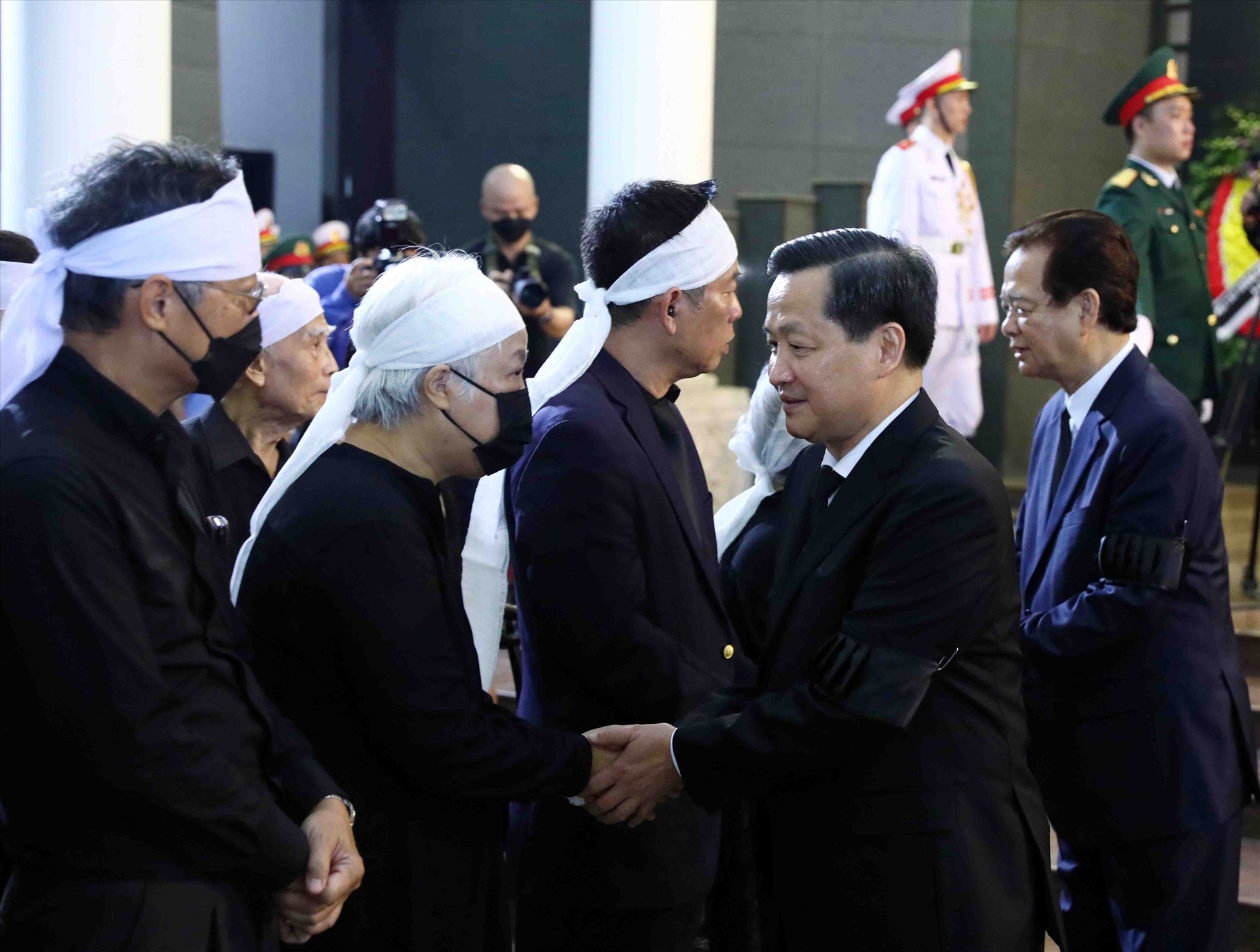 Phó Thủ tướng Lê Minh Khái chia buồn với gia quyến. Ảnh: Phạm Đông