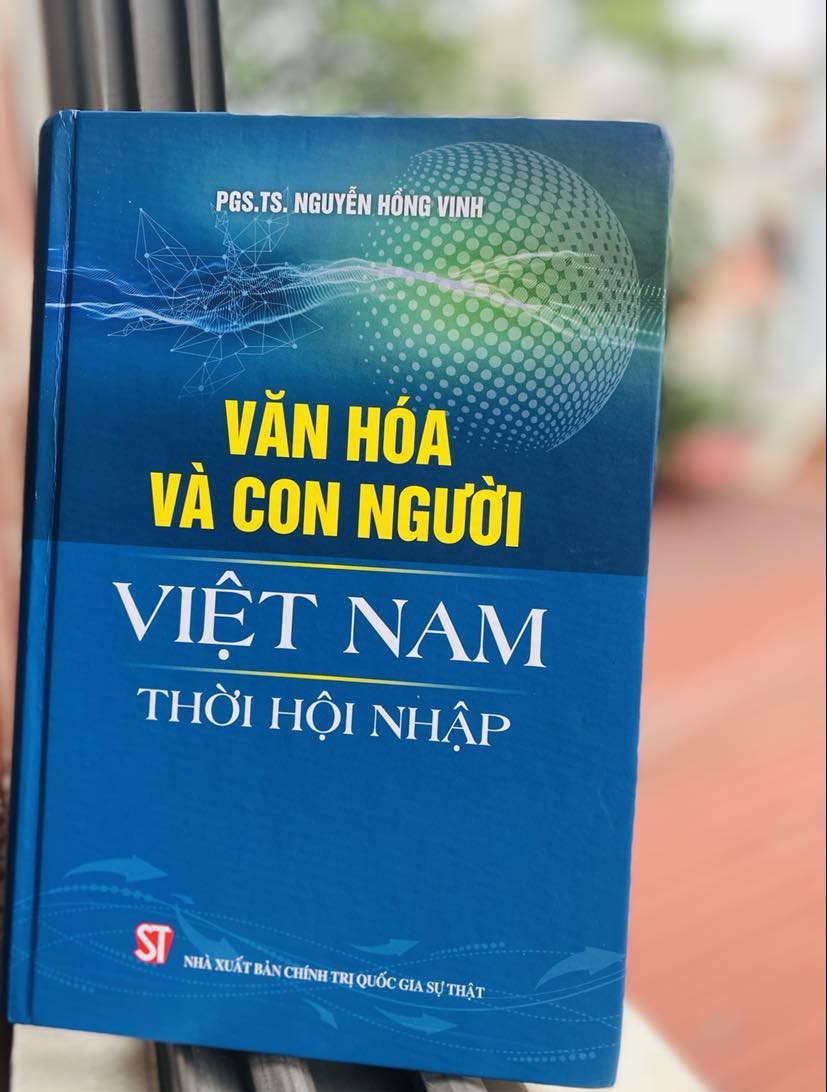 Cuốn sách “Văn hóa và Con người Việt Nam thời hội nhập” của PGS.TS Nguyễn Hồng Vinh. Ảnh: Hào Hoa