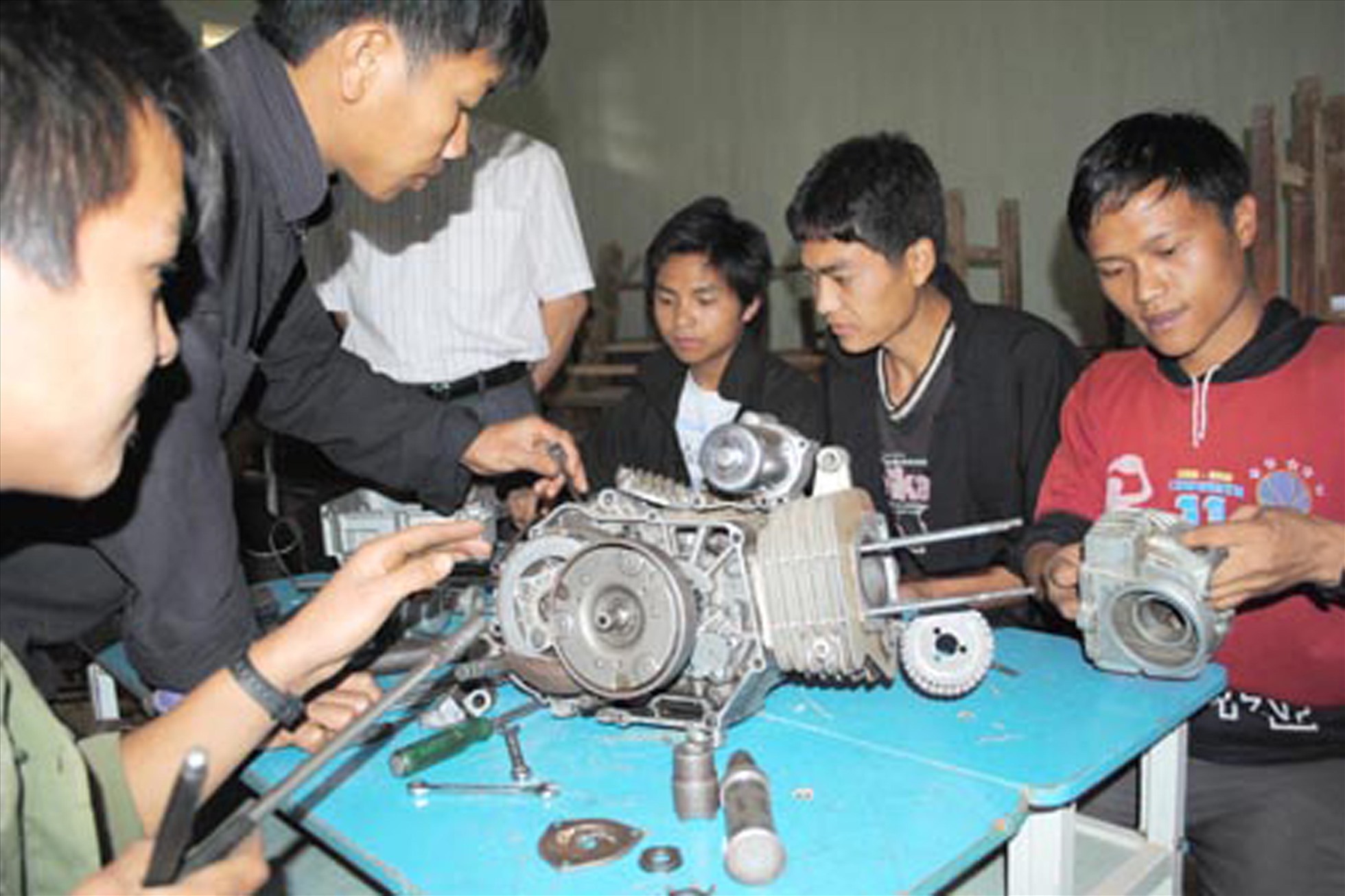 Giờ thực hành sửa chữa xe máy của lớp dậy nghề cho lao động nông thôn huyện Quản Bạ