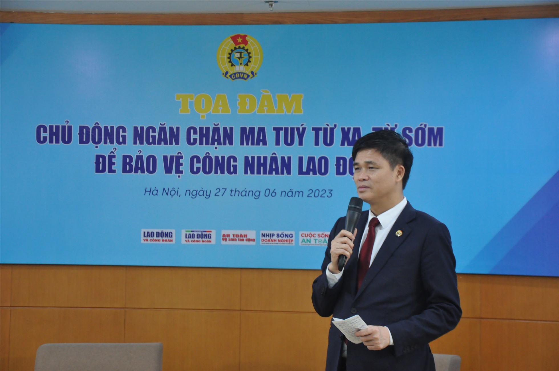 Phó Chủ tịch Tổng Liên đoàn Lao động Việt Nam Ngọ Duy Hiểu phát biểu tại buổi tọa đàm. Ảnh: Quế Chi