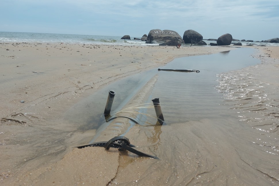 Đường ống xả thải từ hồ nuôi tôm của HTX Bảo An Phú ra biển Kỳ Xuân. Ảnh: Trần Tuấn.