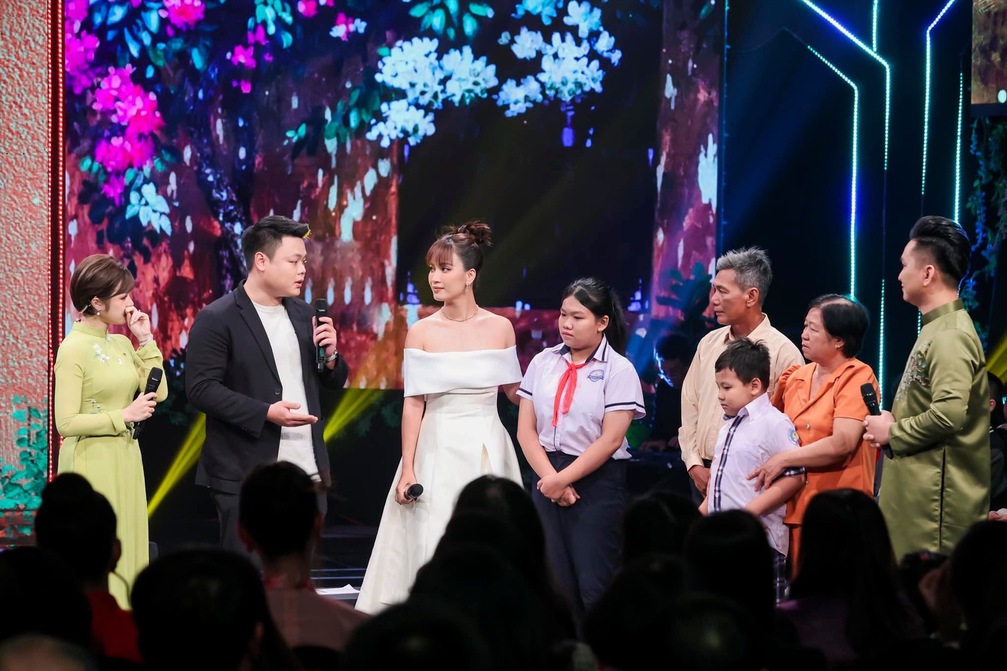 Nhạc sĩ Minh Cà Ri, ca sĩ Ái Phương cùng các nhân vật trong phóng sự tại Gala cặp lá yêu thương 2022. Ảnh: NVCC