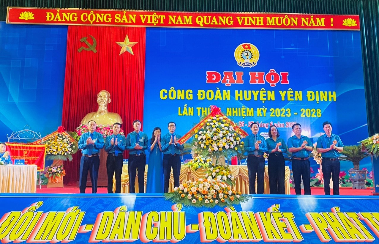 Đại diện lãnh đạo LĐLĐ tỉnh Thanh Hóa tặng hoa chúc mừng đại hội. Ảnh: Minh Hoàng