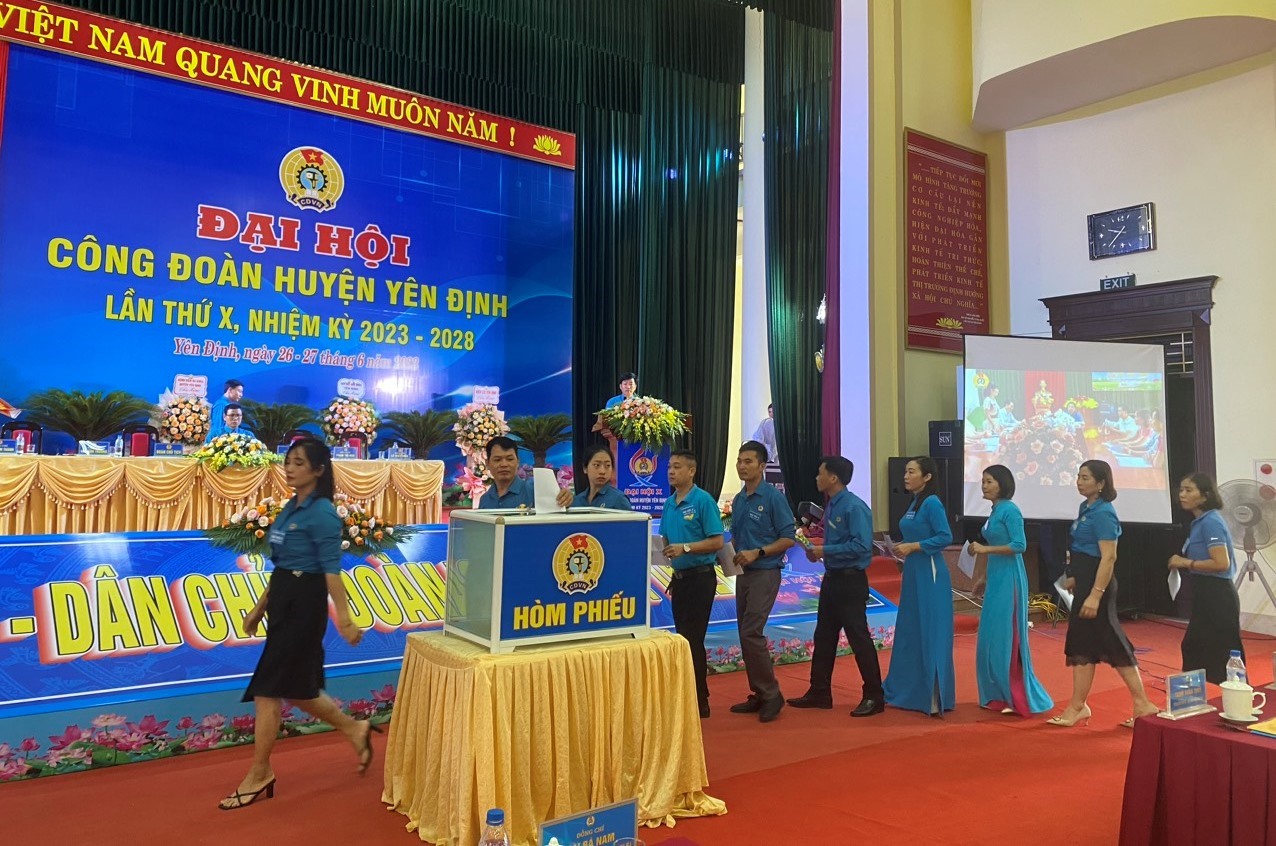 Các đại biểu bỏ phiếu bầu Ban chấp hành Công đoàn huyện Yên Định khóa X (nhiệm kỳ 2023-2028). Ảnh: Minh Hoàng