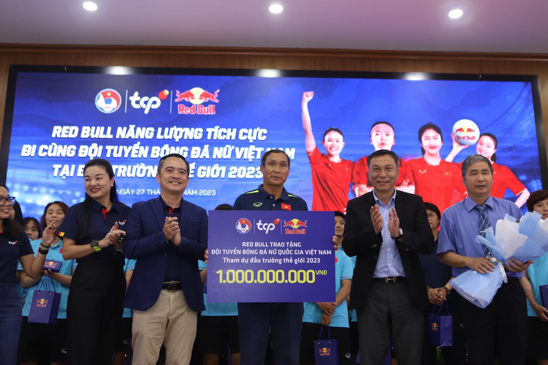 Huấn luyện viên Mai Đức Chung đại diện đội tuyển nữ Việt Nam nhận thưởng 1 tỉ đồng. Ảnh: Xuân Trang