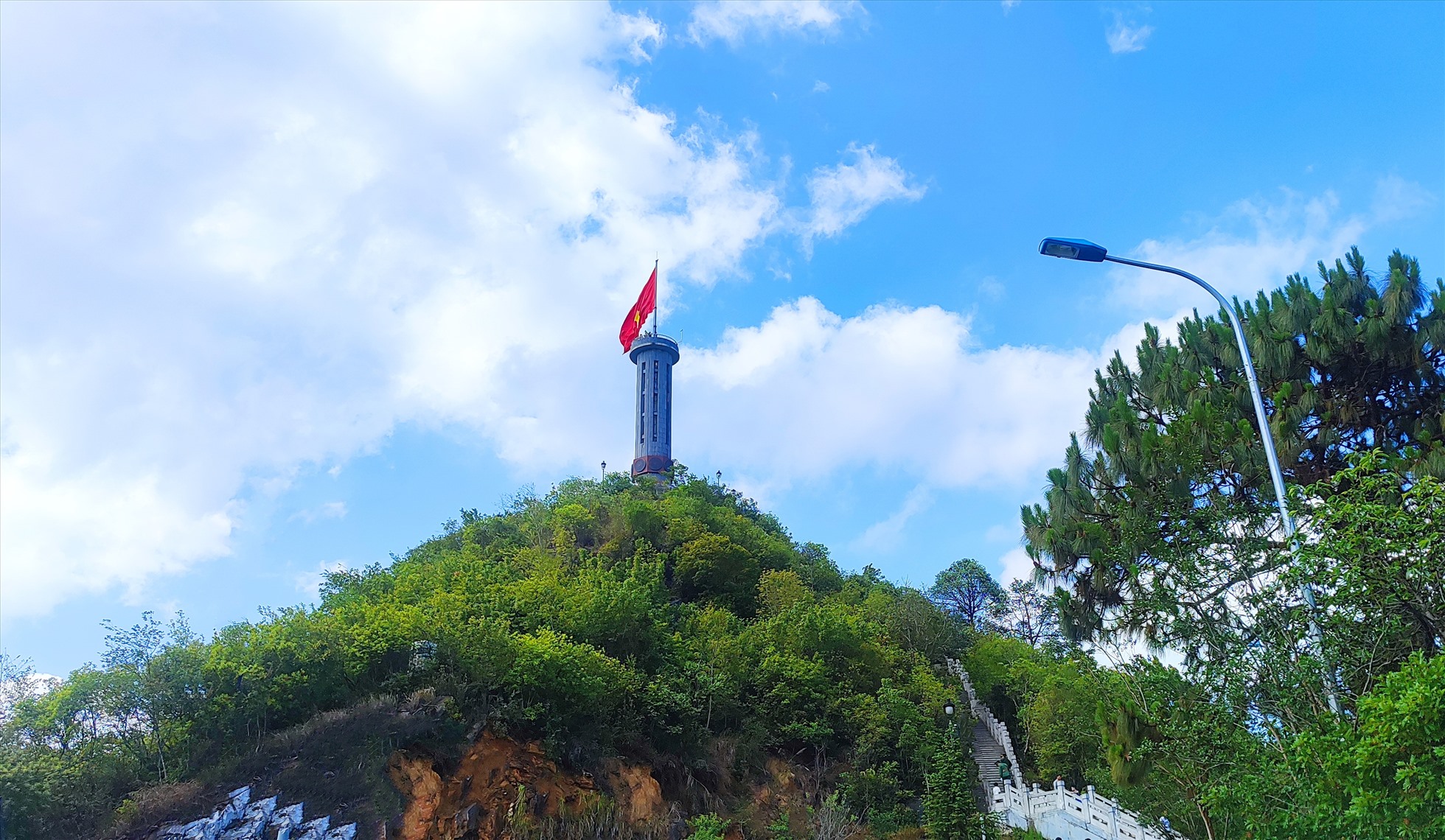 Nằm cách TP. Hà Giang 154km, Cột cờ Lũng Cú được xây dựng trên đỉnh núi Rồng với độ cao 1.468m so với mực nước biển. Đây chính là niềm tự hào của dân tộc Việt Nam trong công cuộc giữ gìn sự toàn vẹn lãnh thổ.