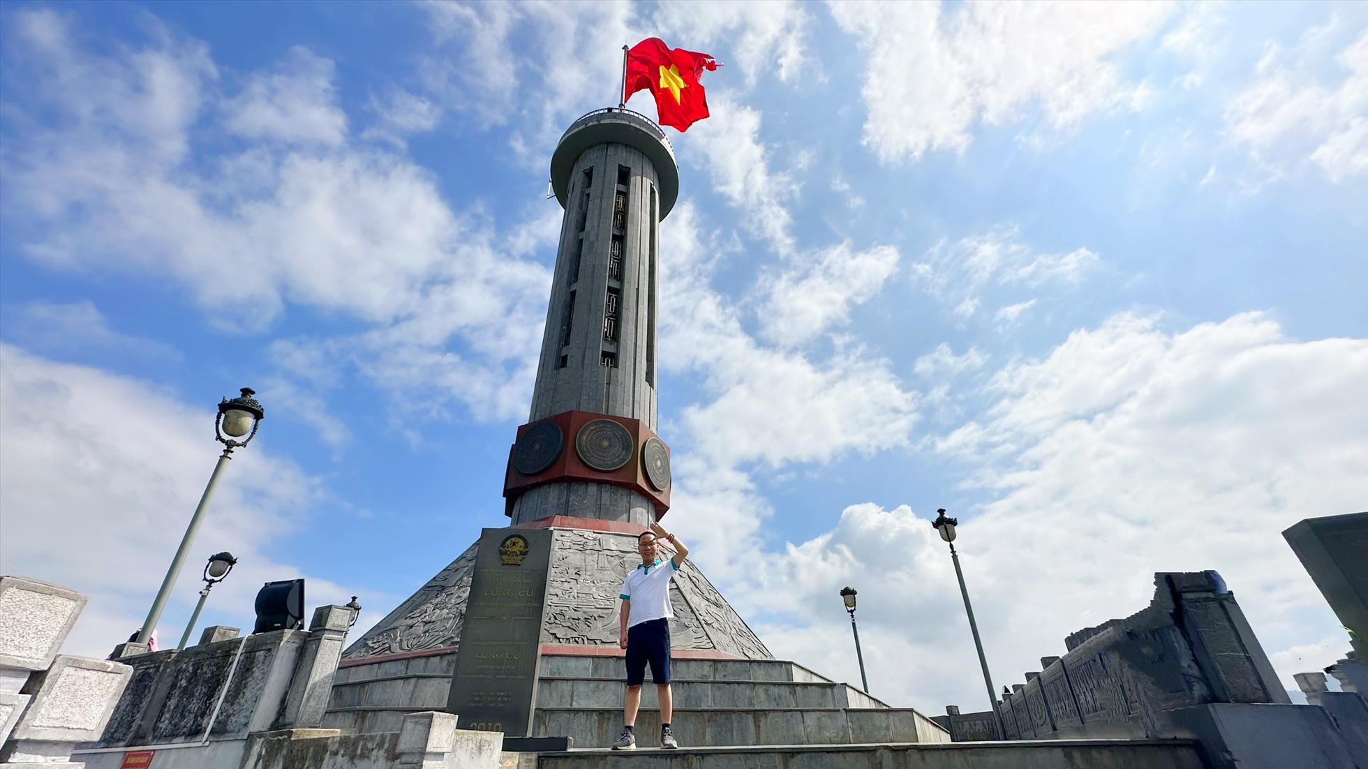 Cột cờ Lũng Cú được xây dựng theo mô hình cột cờ Hà Nội, nhưng với kích thước nhỏ hơn, được công nhận là Di tích lịch sử Quốc gia vào năm 2009.