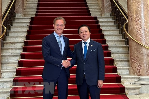 Phó Thủ tướng Chính phủ Trần Hồng Hà và Hoàng thân Jaime de Bourbon de Parme - Đặc phái viên về khí hậu của Hà Lan. Ảnh: TTXVN
