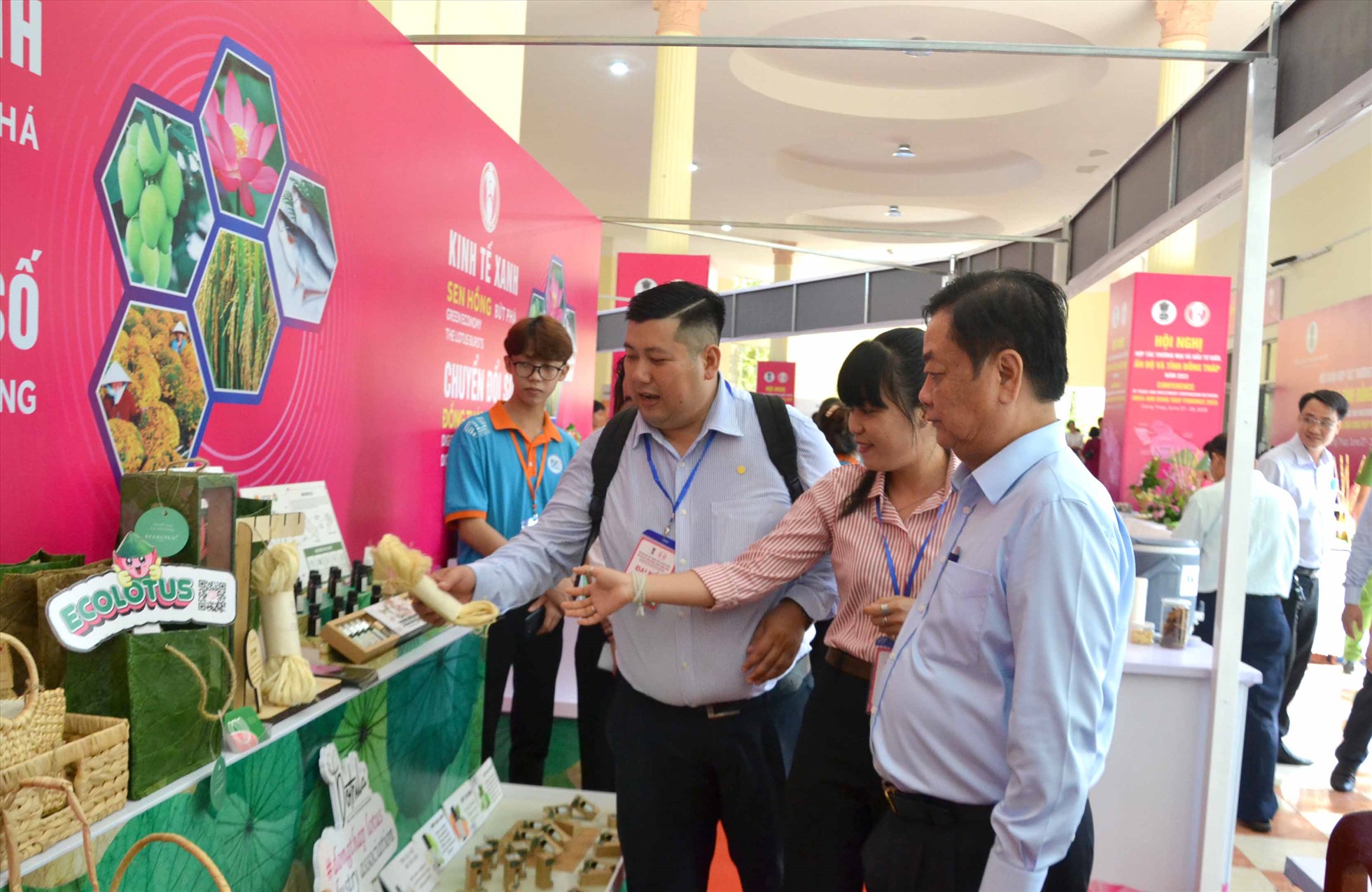Bộ trưởng Bộ NNPTNT Lê Minh Hoan tham quan các gian hàng trưng bày tại Hội nghị Hợp tác Thương mại và Đầu tư giữa Ấn Độ và tỉnh Đồng Tháp. Ảnh: Lâm Điền