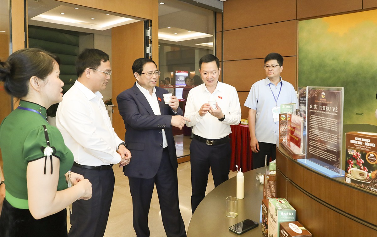 Các đại biểu Quốc hội thưởng thức cà phê Arabica Mường Ảng và tham quan góc trưng bày sản phẩm. Ảnh: PV