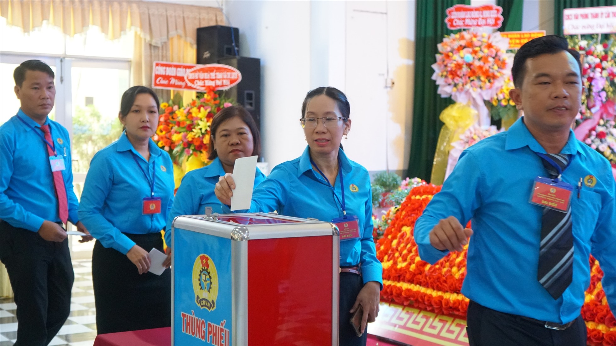 Các đại biểu tiến hành bỏ phiếu tại Đại hội. Ảnh: Mỹ Ly