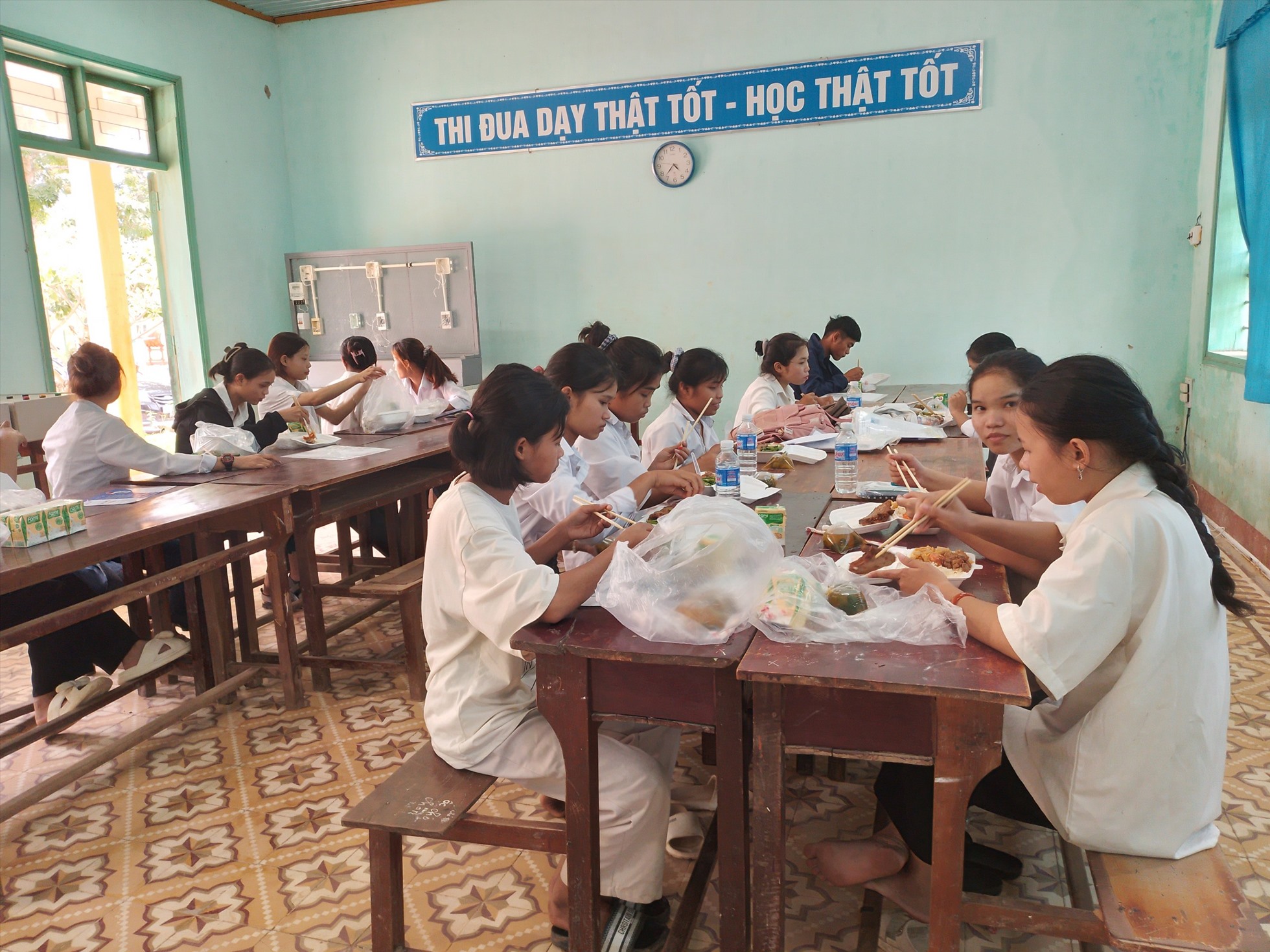 Bữa trưa miễn phí của các thí sinh dự thi ở điểm thi Trường THPT Đakrông. Ảnh: Phương Nam.