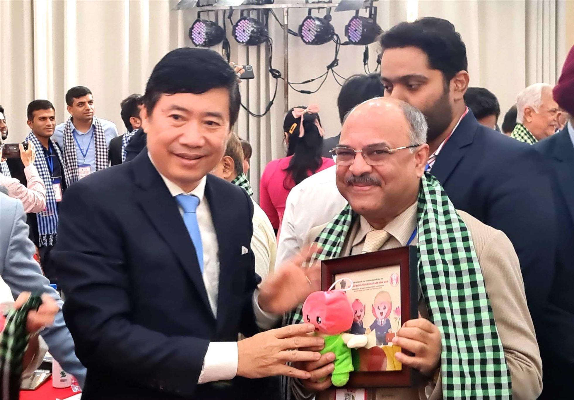 Chủ tịch UBND tỉnh Đồng Tháp Phạm Thiện Nghĩa tặng quà cho doanh nhân Ấn Độ tại hội nghị. Ảnh: Lâm Điền