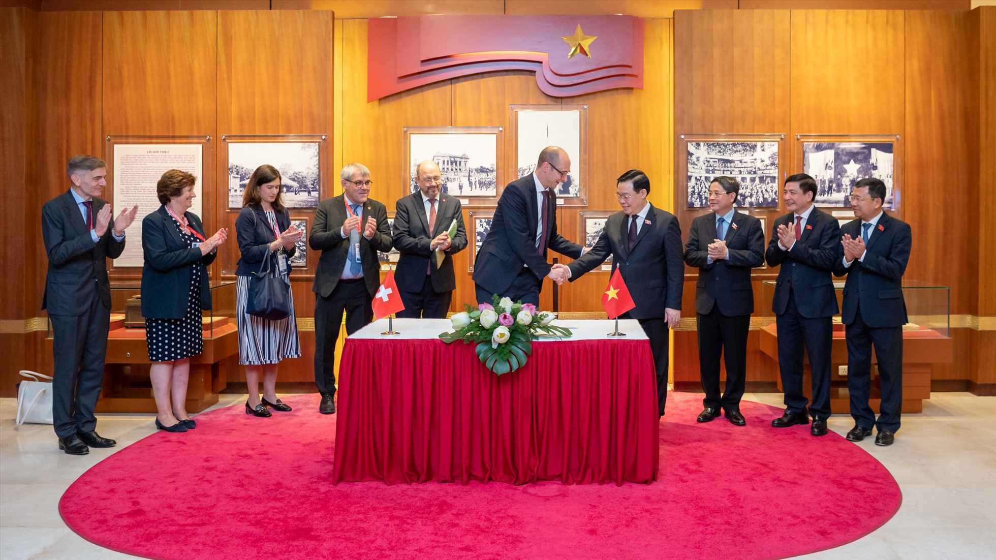 Ngay sau lễ đón chính thức, Chủ tịch Quốc hội Vương Đình Huệ và Chủ tịch Hội đồng Quốc gia Thụy Sĩ Martin Candinas đã thăm Phòng Truyền thống Quốc hội và ký Sổ vàng lưu niệm. Ảnh: Quochoi.vn