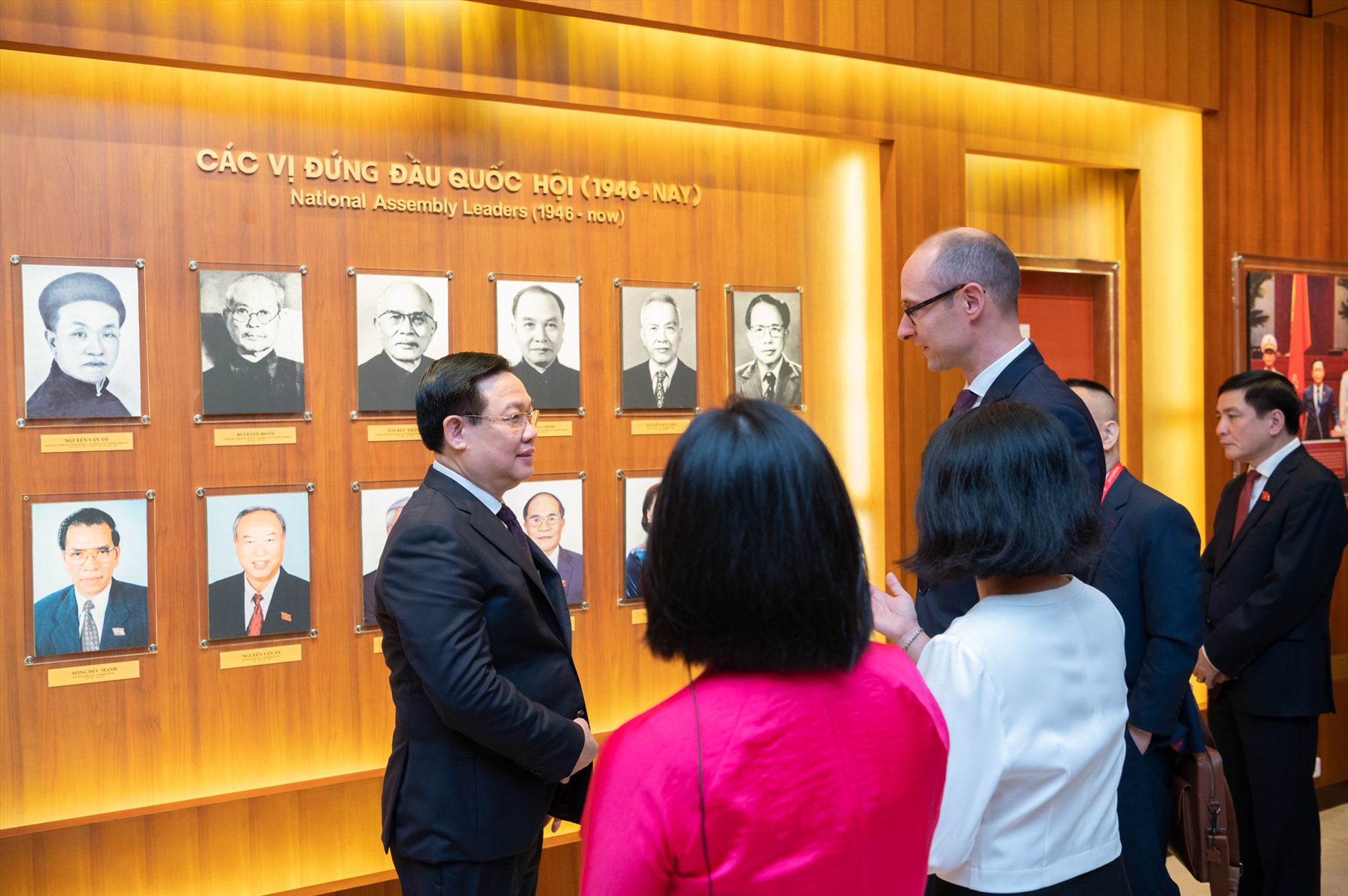 Ngay sau lễ đón chính thức, Chủ tịch Quốc hội Vương Đình Huệ và Chủ tịch Hội đồng Quốc gia Thụy Sĩ Martin Candinas đã thăm Phòng Truyền thống Quốc hội và ký Sổ vàng lưu niệm. Ảnh: Quochoi.vn