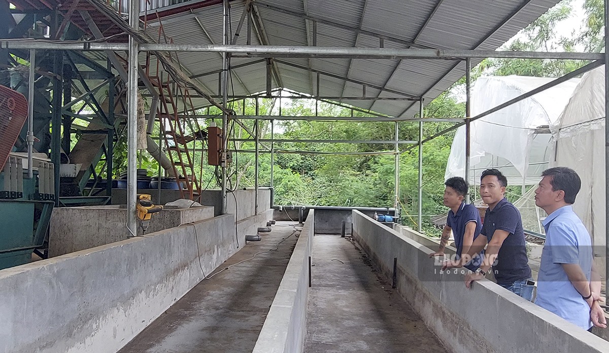 Ông Tạ Mạnh Cường (bên phải) - Phó Chủ tịch UBND huyện Mường Ảng đưa PV đi thăm mộ số cơ sở chế biến cà phê. Ảnh: Văn Thành Chương