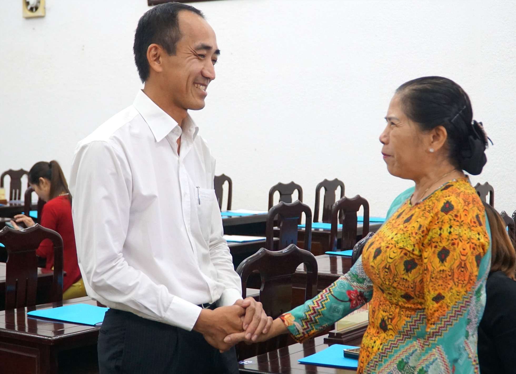 Giám đốc VCCI Cần Thơ Nguyễn Phương Lam trò chuyện với doanh nghiệp tỉnh Bạc Liêu. Ảnh: Nhật Hồ