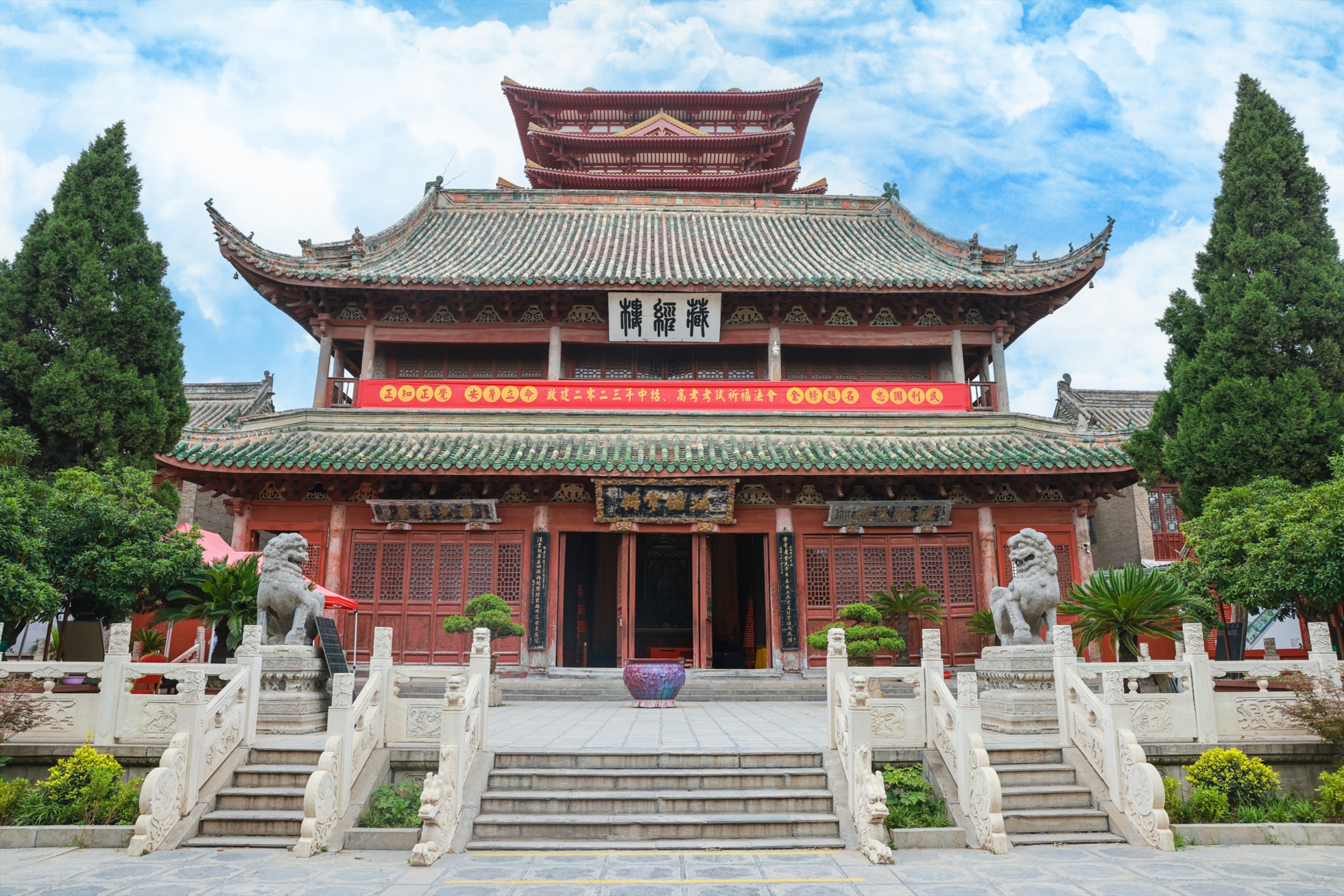 Du lịch Trung Quốc, xem Bao Công xử án trong phủ Khai Phong