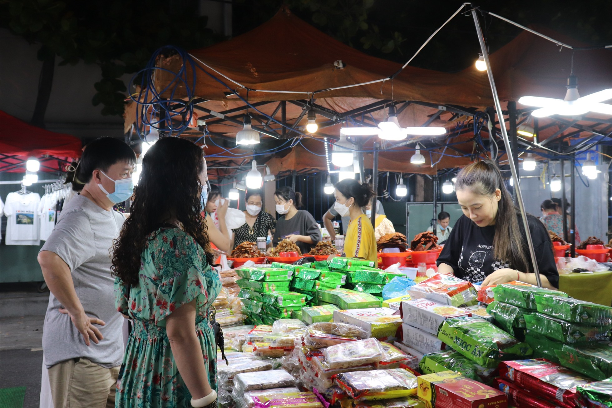 Đa dạng các loại hàng hóa, hoạt động vui chơi giải trí tại chợ đêm Sơn Trà. Ảnh: Nguyễn Linh