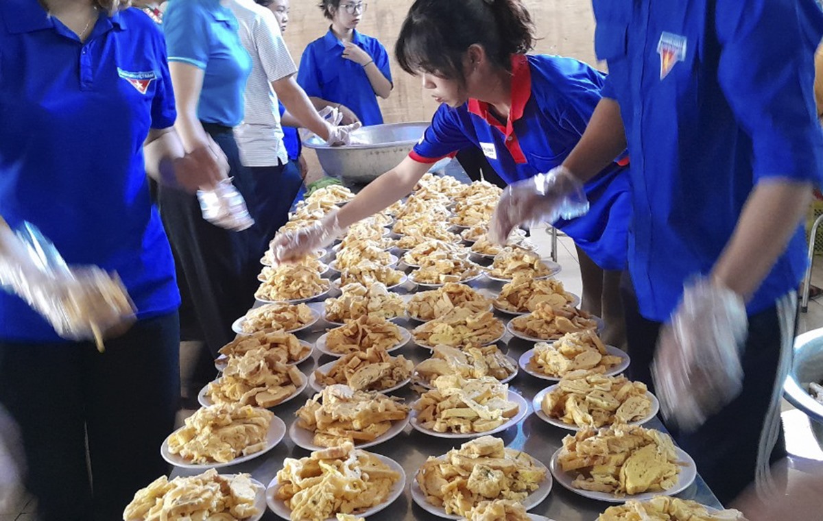 Căn cứ vào điều kiện thực tế của từng điểm thi, các thí sinh thi tại Trường THPT Chà Cang được bố trí suất ăn theo từng khai còn các thí sinh thi tại Trường PTDTNT THPT huyện Nậm Pồ thì ăn theo mâm.