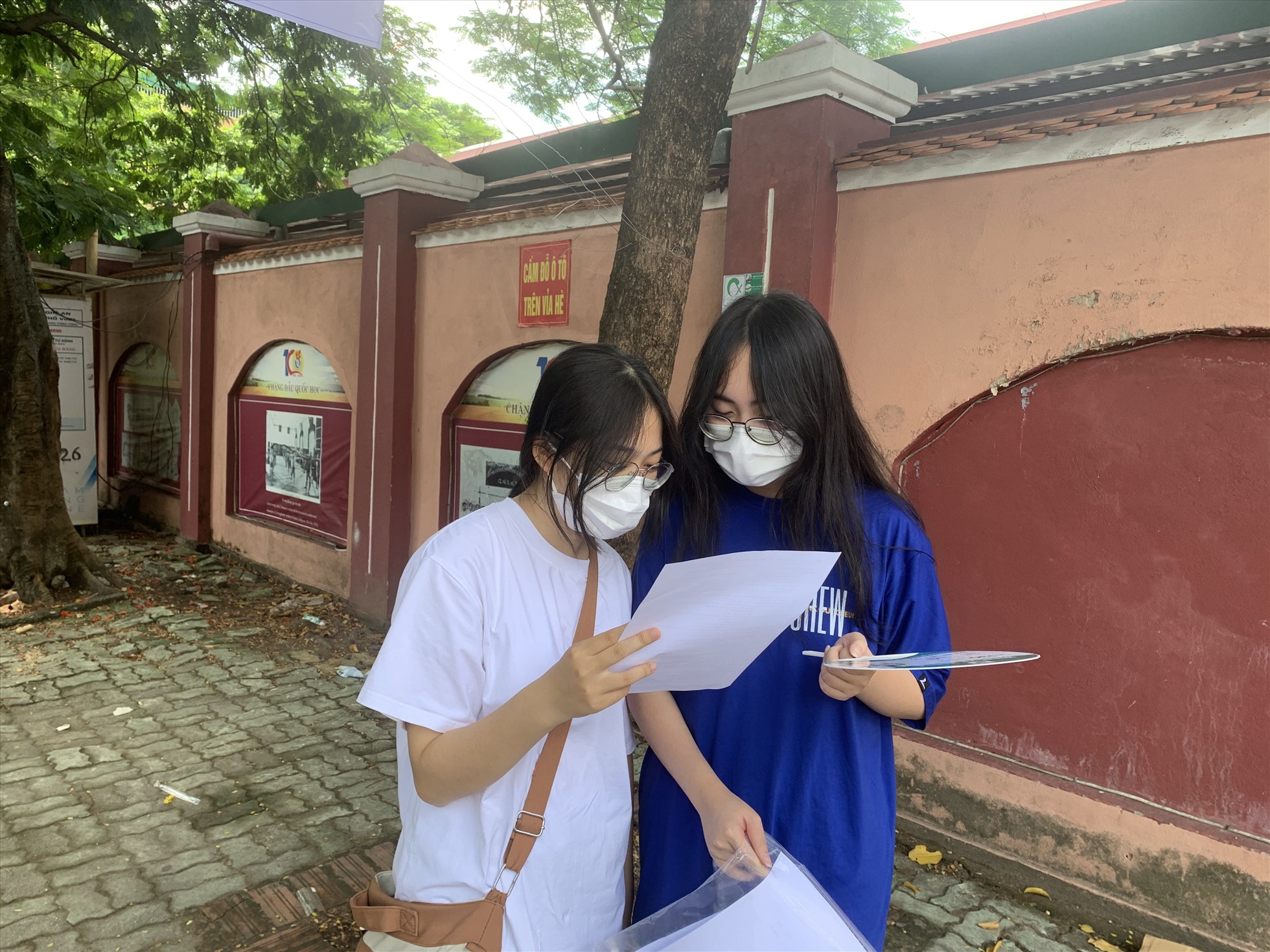 Thí sinh Đinh Khánh Vy, trường THPT Chuyên Đại Học Vinh đang trao đổi bài với bạn sau khi thi xong môn toán. Ảnh: Quỳnh Trang