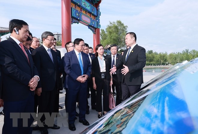 Thủ tướng Chính phủ Phạm Minh Chính thăm Khu mới Hùng An. Ảnh: TTXVN