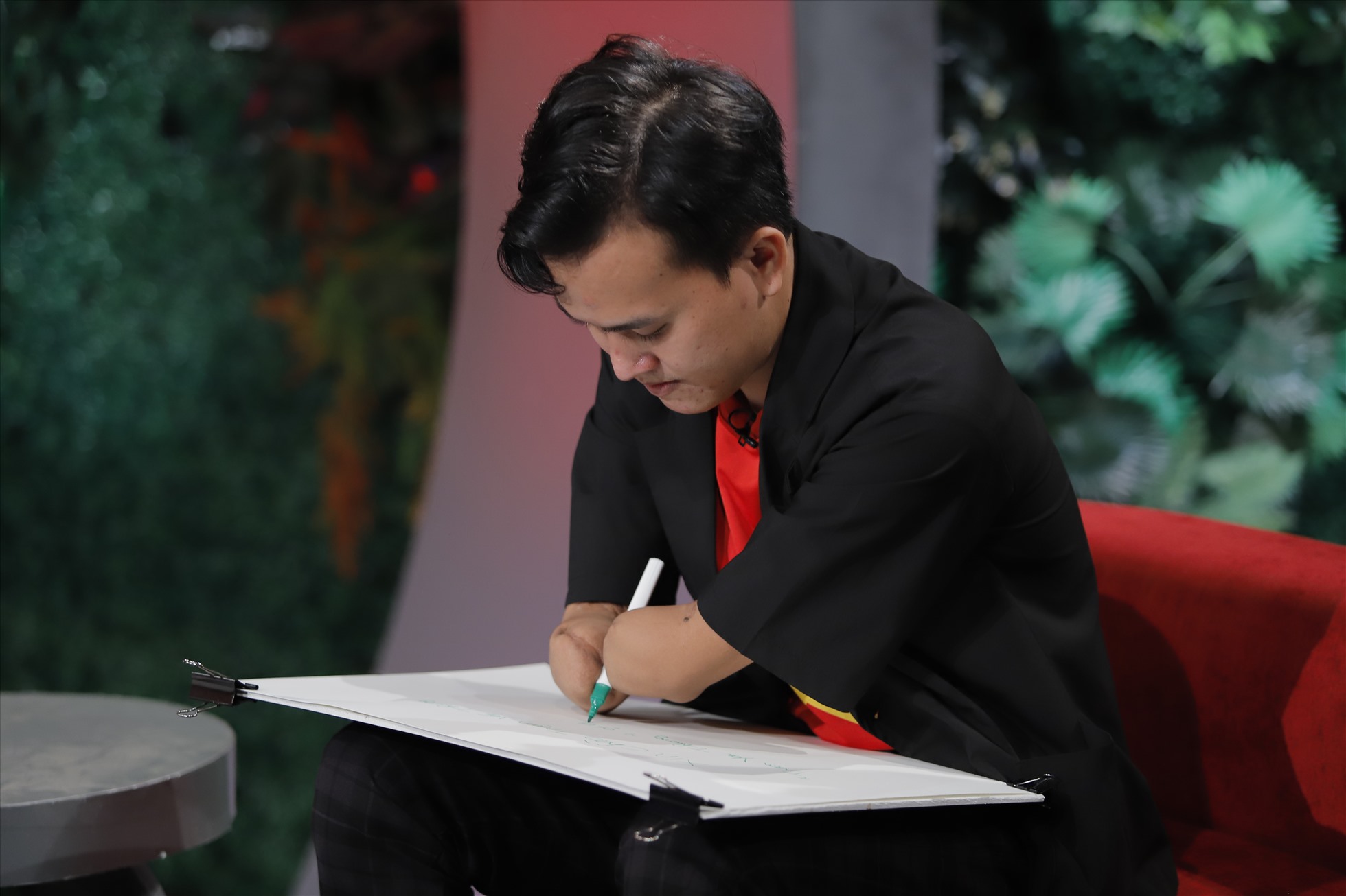 Chàng trai khuyết tật Nguyễn Ngọc Nhứt lkhiến người xem chương trình ngưỡng mộ bởi những tài lẻ của mình. Ảnh: VTV