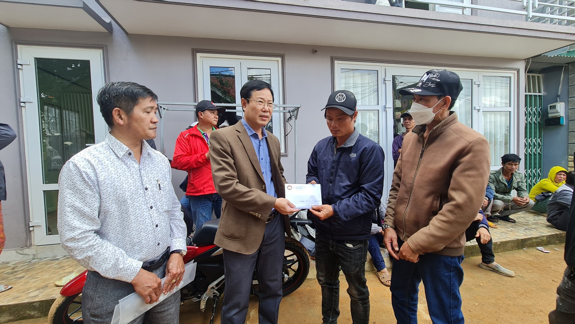 Ủy ban Mặt trận Tổ quốc Việt Nam tỉnh Lâm Đồng đến thăm hỏi, hỗ trợ 30 triệu đồng cho gia đình nạn nhân. Ảnh: Quang Sáng