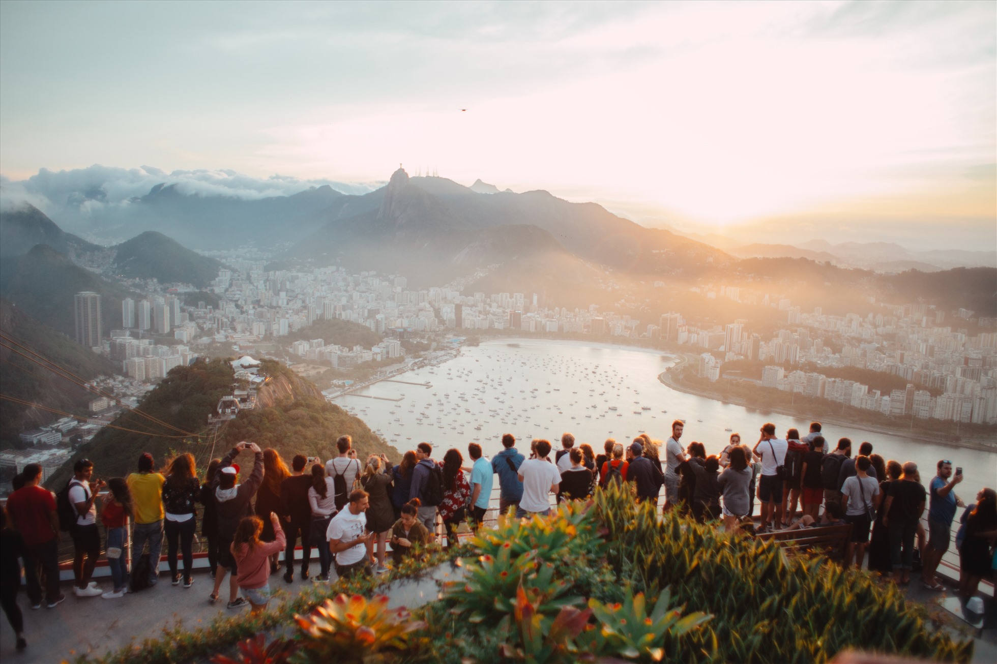 Khách du lịch ngắm cảnh tại Rio de Janeiro, Brazil. Ảnh: Elizeu Dias/Unsplash