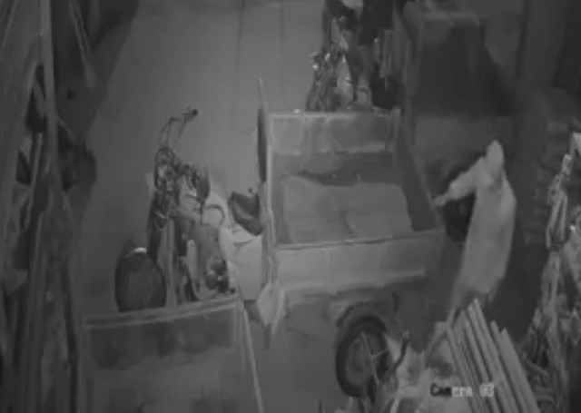 Hình ảnh người đàn ông trộm xe ba gác được camera an ninh ghi lại.