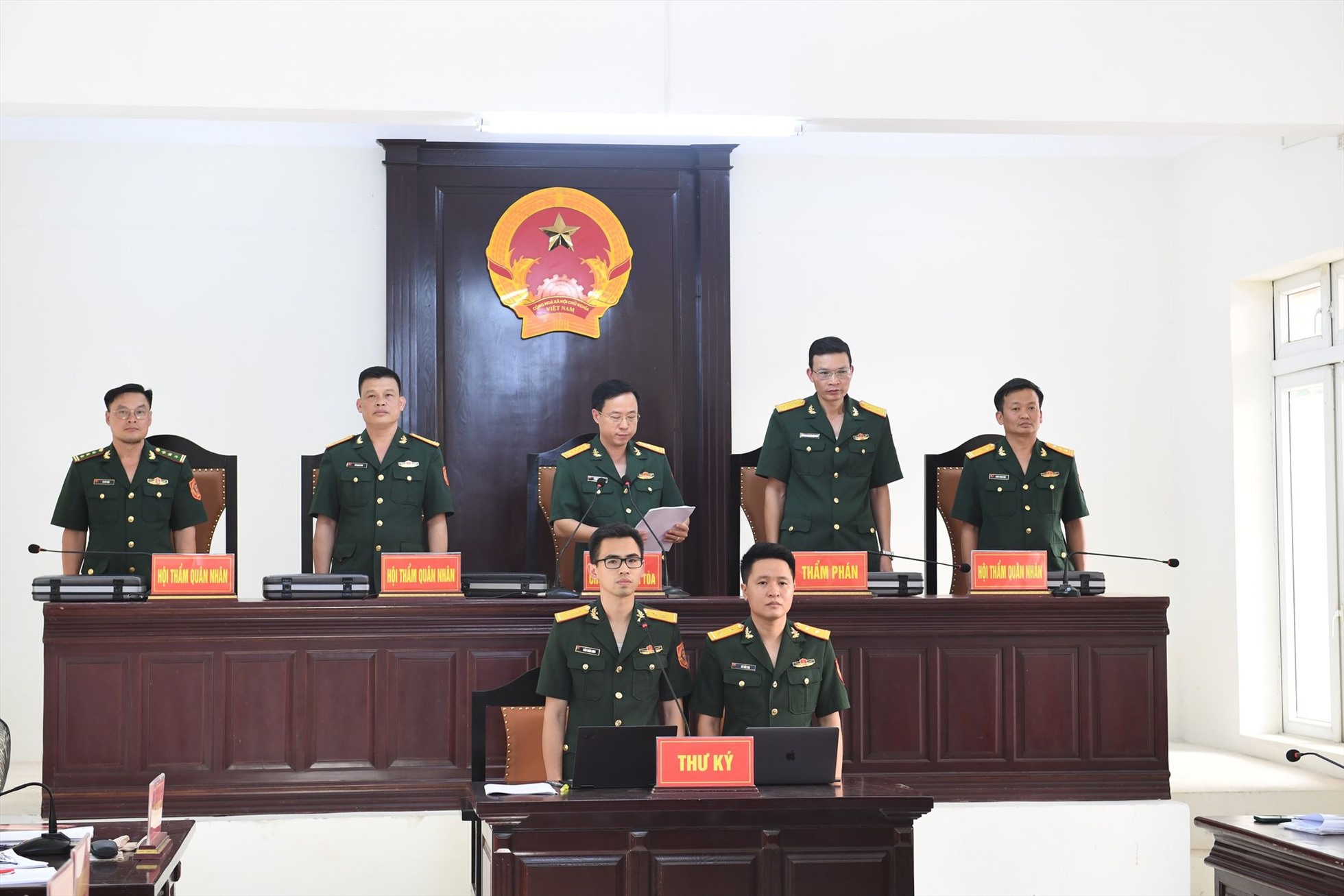 Hội đồng xét xử Toà án quân sự Thủ đô Hà Nội tại buổi chiều công bố bản án với 7 bị cáo trong vụ tham ô 50 tỉ đồng xảy ra tại Bộ Tư lệnh Cảnh sát biển Việt Nam. Ảnh: VOV