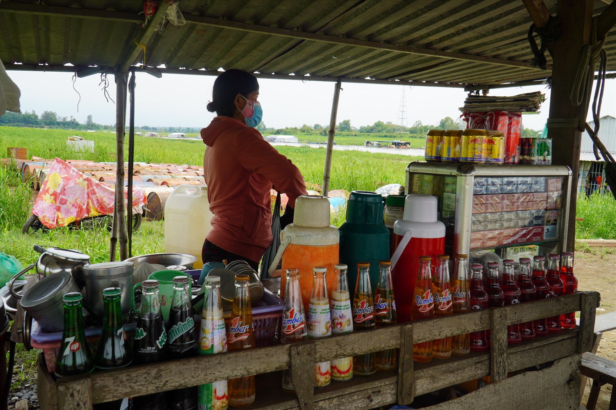 Tiệm nước giải khát của bà Liên ngay tại bến đò. Ảnh: Hà Anh Chiến