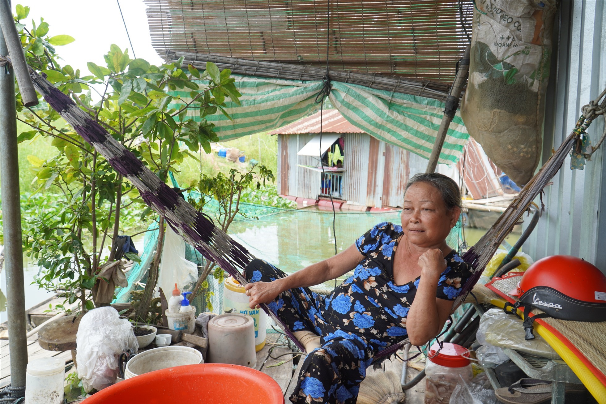 Vợ ông Phước cũng sinh sống bằng nghề làm cá mắm trên hồ Trị An. Ảnh: Hà Anh Chiến