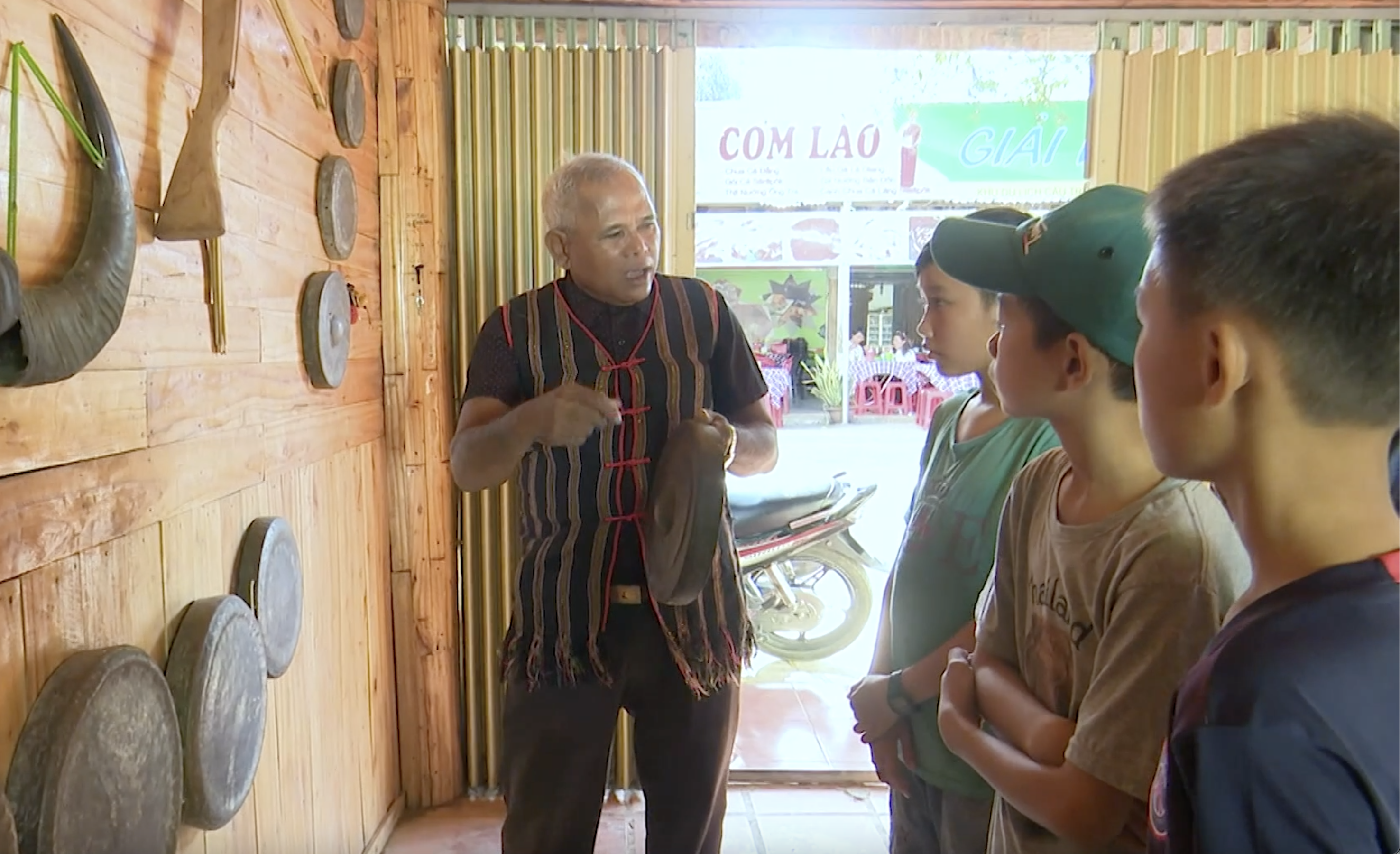 Một già làng giới thiệu phong tục tập quán của người Ê Đê cho các bạn trẻ. Ảnh: Bảo Trung