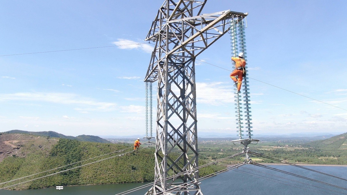 Những “người lính” truyền tải luôn phải tuân thủ nghiêm ngặt các quy định, biện pháp an toàn. Ảnh: Hồng Thiệu