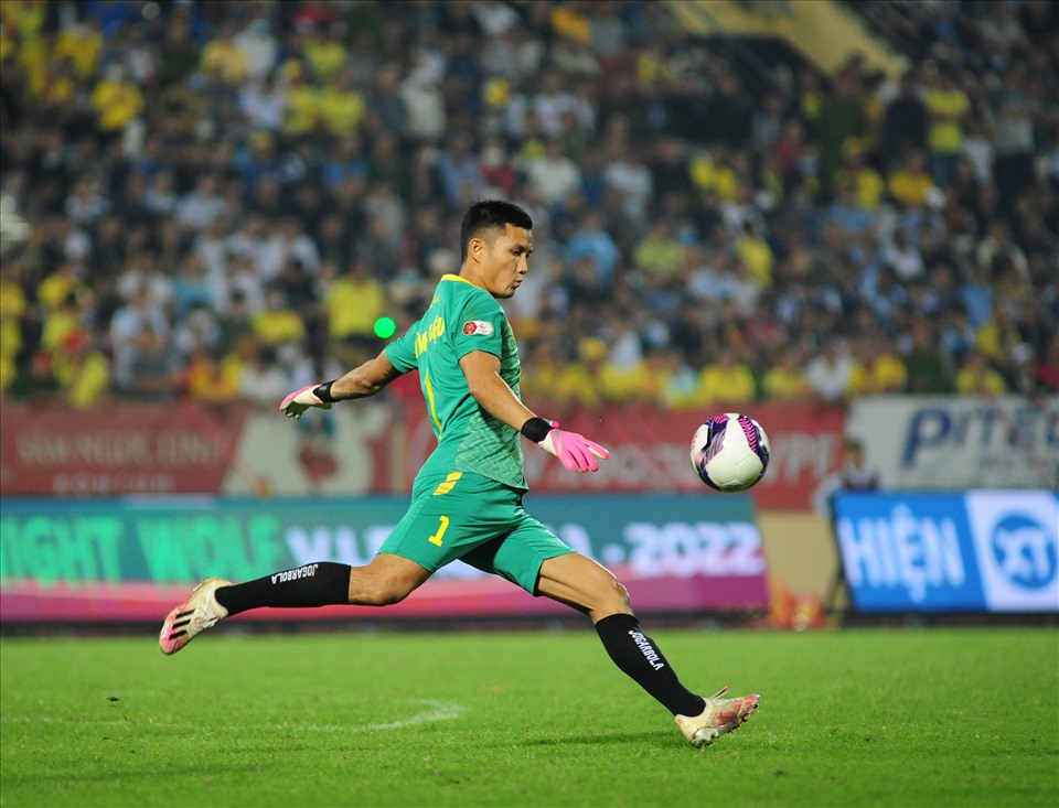 Nguyễn Đình Triệu cũng là một thủ môn khác có lần đầu tiên được triệu tập lên tuyển Việt Nam.
