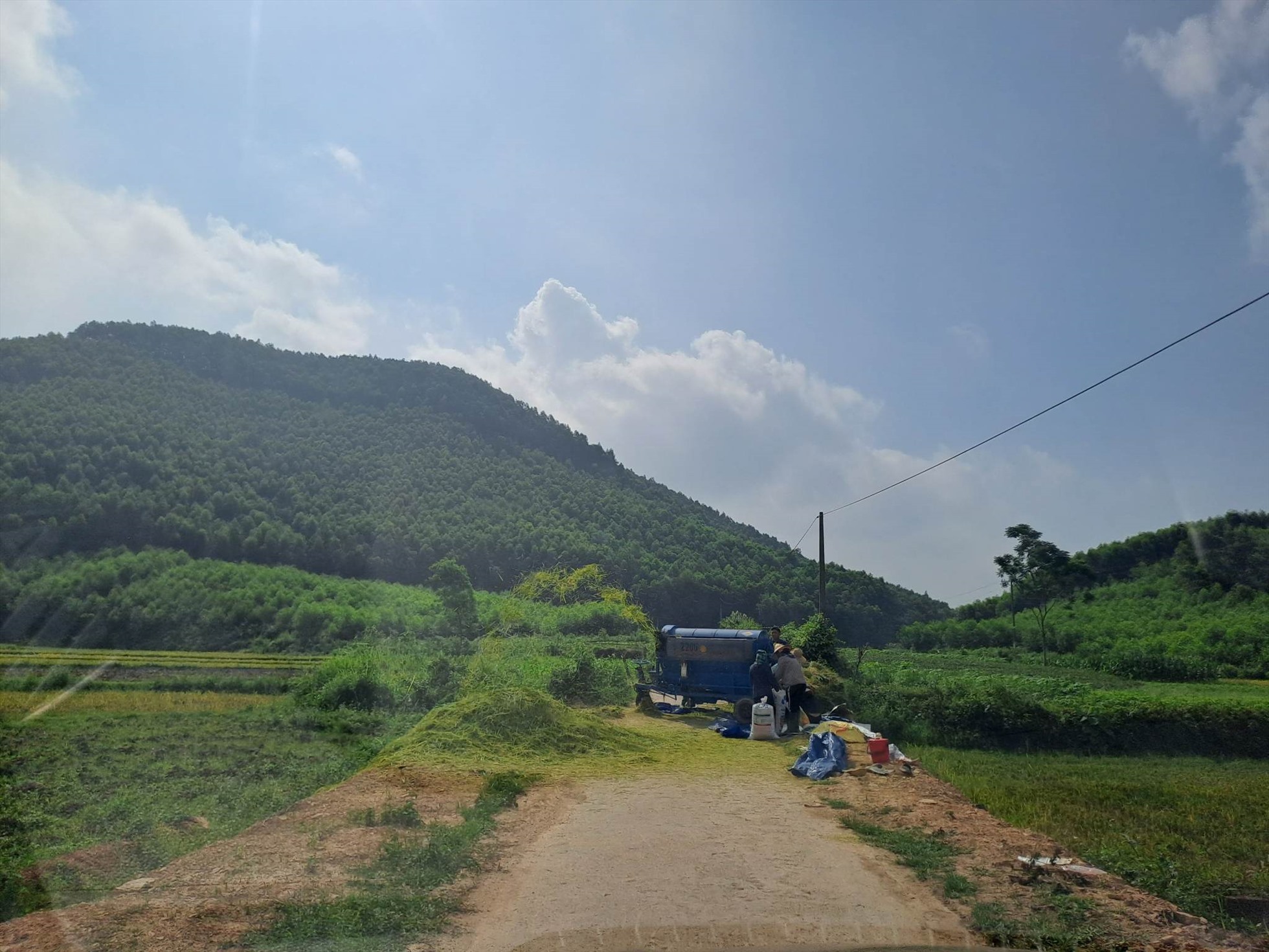 Máy tuốt lúa chắn ngang đường liên xã tại Bình Sơn, TP. Sông Công, Thái Nguyên. Ảnh: Minh Hạnh