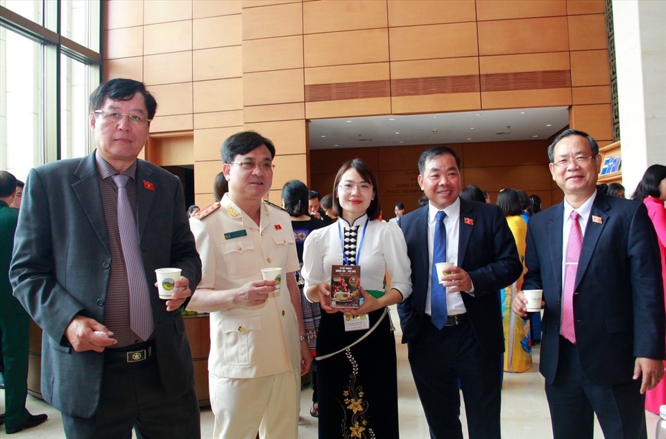 Các đại biểu Quốc hội thưởng thức cà phê Arabica Mường Ảng.
