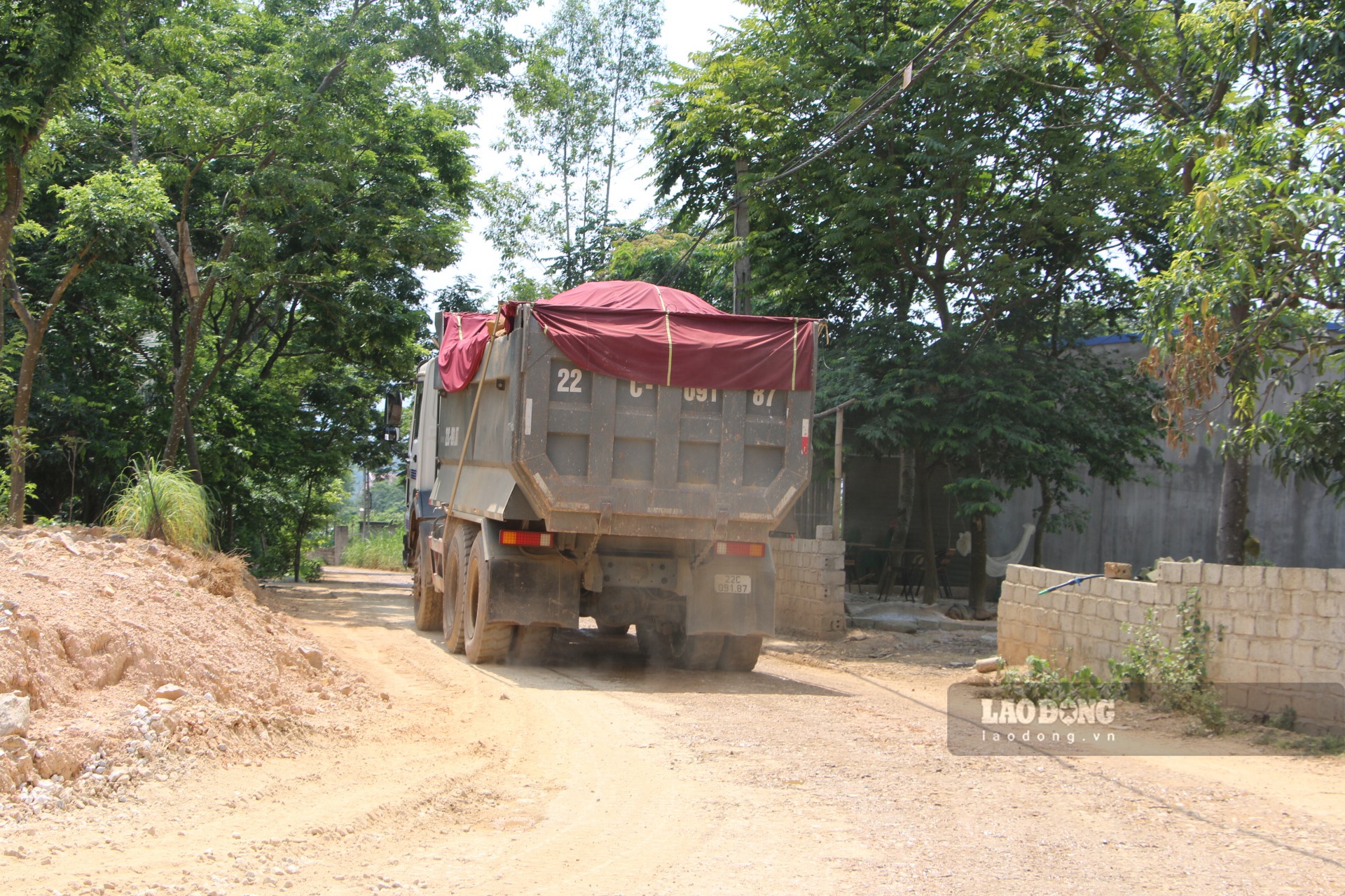 Theo người dân địa phương, đoàn những chiếc xe tải này chở đất đá từ mỏ Barite Hợp Hoà của Công ty 27/7 (tại huyện Sơn Dương, Tuyên Quang) hoạt động vài tháng nay, xe to xe nhỏ đủ cả và chúng hoạt động rầm rộ từ sáng sớm tới chiều tối.