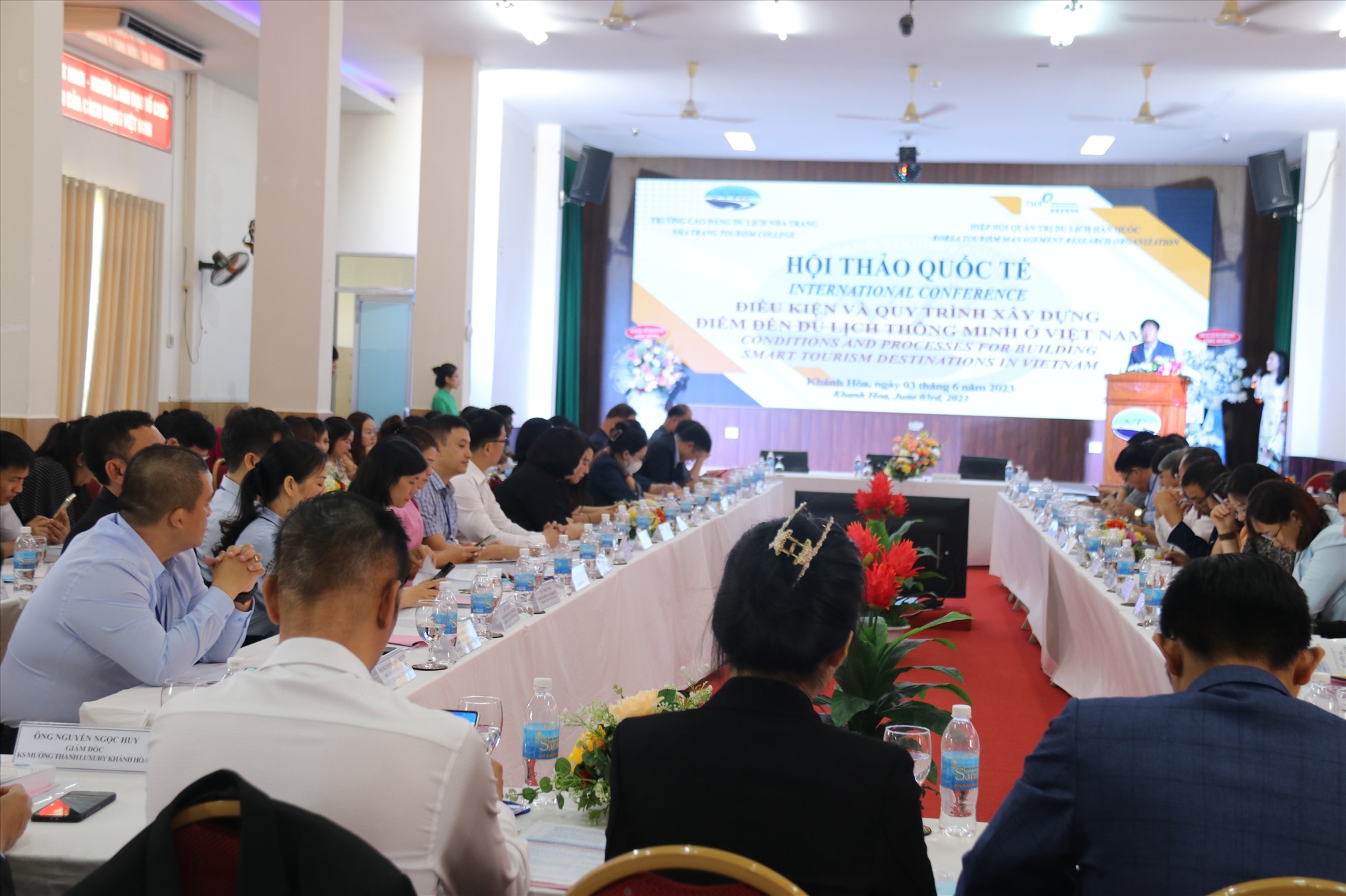 Gần 100 chuyên gia hàng đầu trong lĩnh vực du lịch và công nghệ của các trường Đại học, Cao đẳng, hiệp hội, doanh nghiệp du lịch trong và ngoài nước thảo luân về nhứng điều kiện cần để xây dựng điểm đến du lịch thông minh tại Việt Nam. Ảnh: Phương Linh